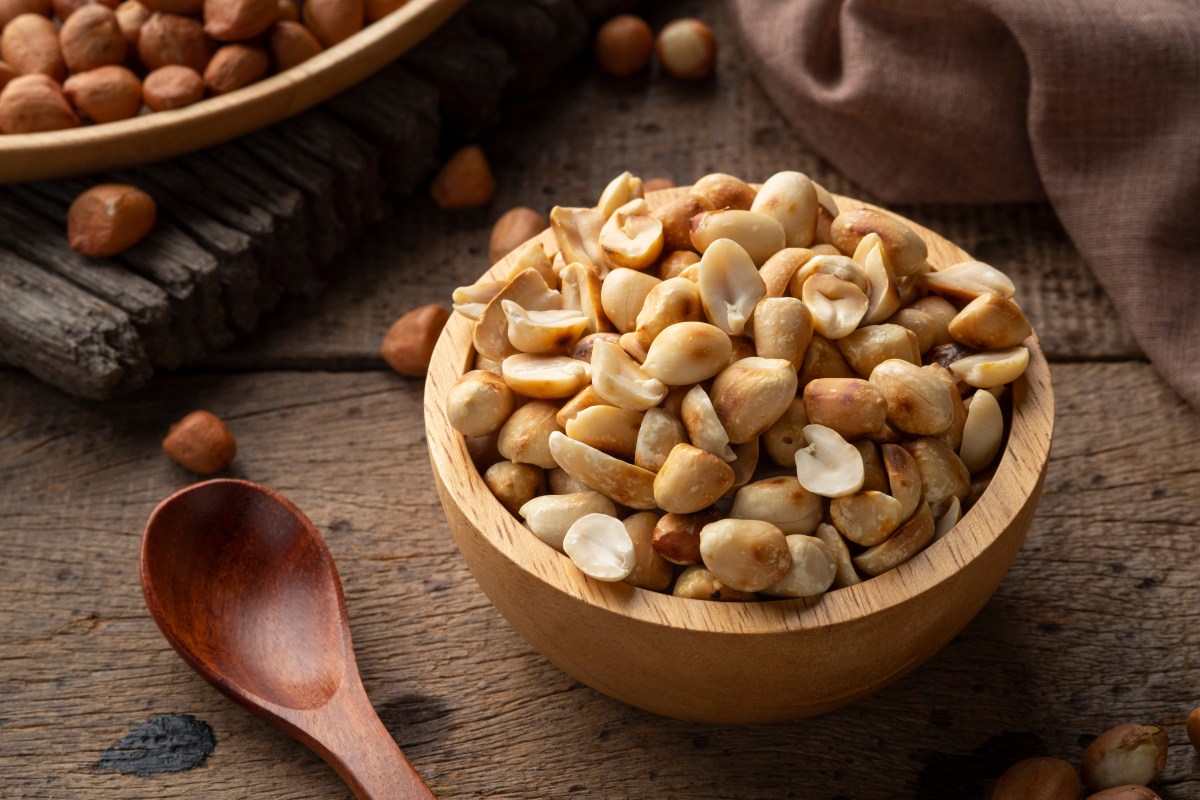 Madre demanda a escuela porque compañeros de equipo metieron maní en el uniforme de su hijo alérgico