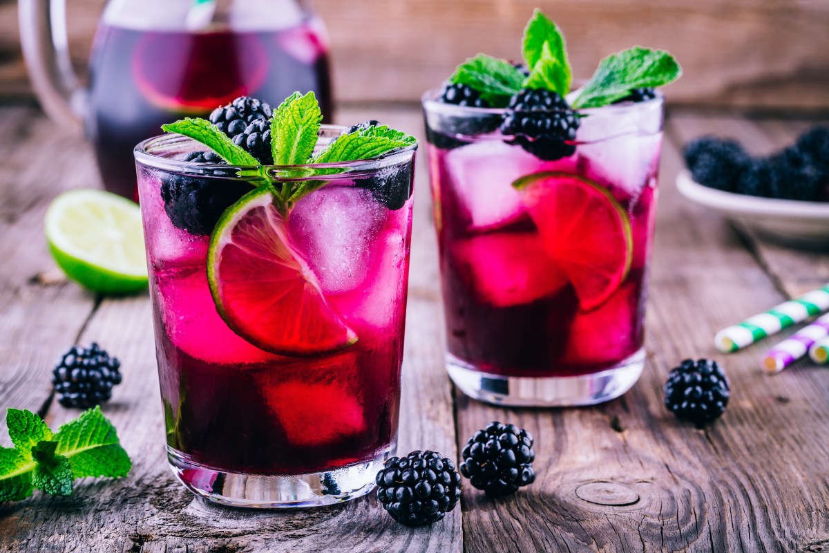 Delicioso té helado de moras con canela y jengibre para la salud renal