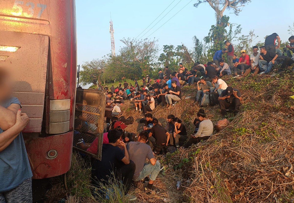 Cancillería de Ecuador reporta 46 emigrantes abandonados en una autopista de México