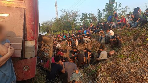 Fotografía cedida por el Instituto Nacional de Migración (INM), que muestra a migrantes abandonados en autobuses este martes, en el municipio de Minatitlán, estado de Veracruz (México).