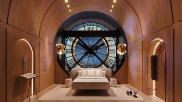 Disfruta de quedarte en la emblemática sala del reloj del museo de arte en París,