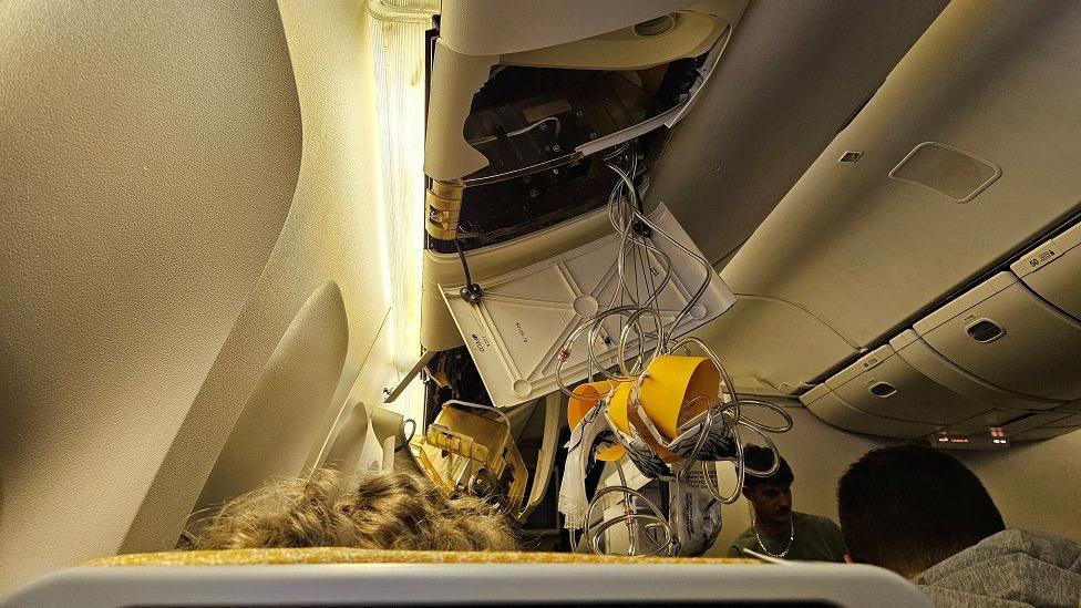 Turbulencias de aire claro: el peligro invisible que cobró una vida en un vuelo de Singapore Airlines