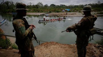 Agentes del Servicio Nacional de Fronteras (Senafront) vigilan la llegada de migrantes que cruzan la selva del Darién con rumbo a los Estados Unidos, el 9 de abril de 2024, en el poblado de Bajo Chiquito (Panamá).