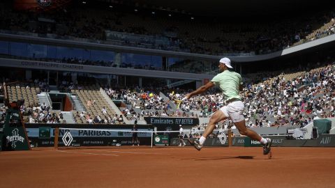 Rafael Nadal en un entrenamiento en la cancha Philippe Chatrier del Roland Garros en París, Francia.