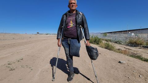 El migrante venezolano Jorge Briseño posa para una foto en el fronterizo río Bravo, el 10 de mayo de 2024, en Ciudad Juárez, Chihuahua (México).