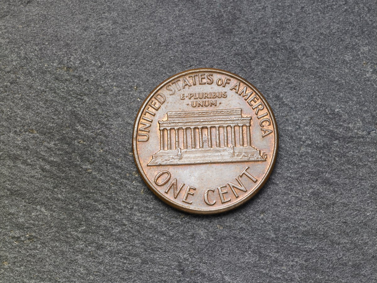 Hombre raspa boleto de lotería con centavo que encontró tirado y gana $1 millón de dólares