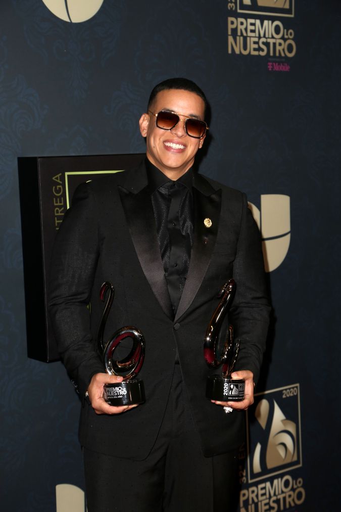 Daddy Yankee posando.