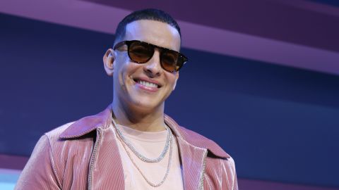 Daddy Yankee posando.