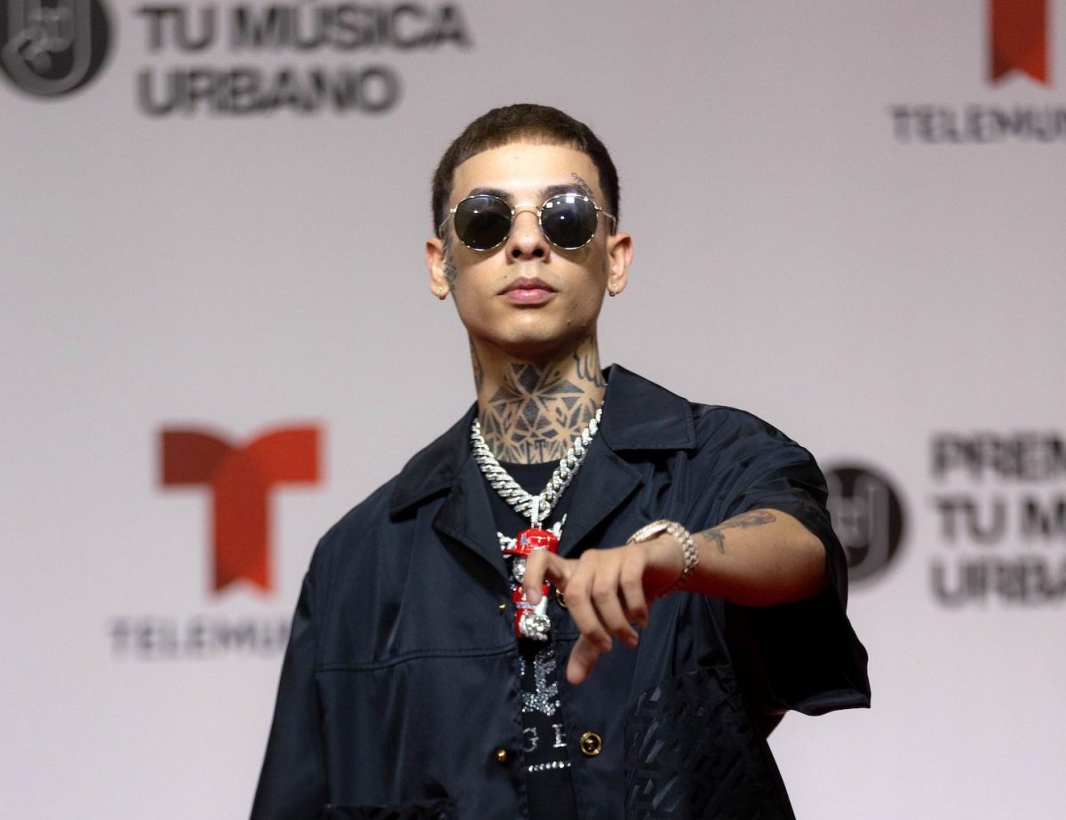 VIDEO: Natanael Cano causa controversia por estallar contra uno de sus músicos en pleno concierto