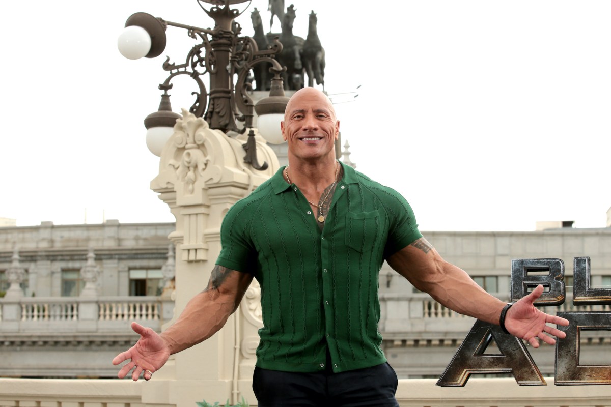 FOTO: “The Rock” luce irreconocible en la primera imagen de su cinta “The Smashing Machine”