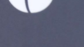 Rosalía y Rauw Alejandro posando juntos.