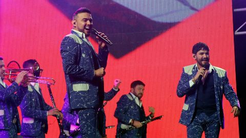 Banda El Recodo actuando en un show.