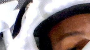 Rosalía actuando en un show.