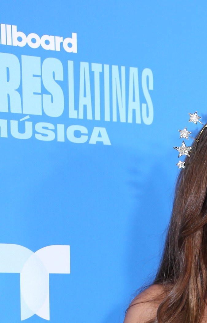 Thalía posando en una alfombra roja.