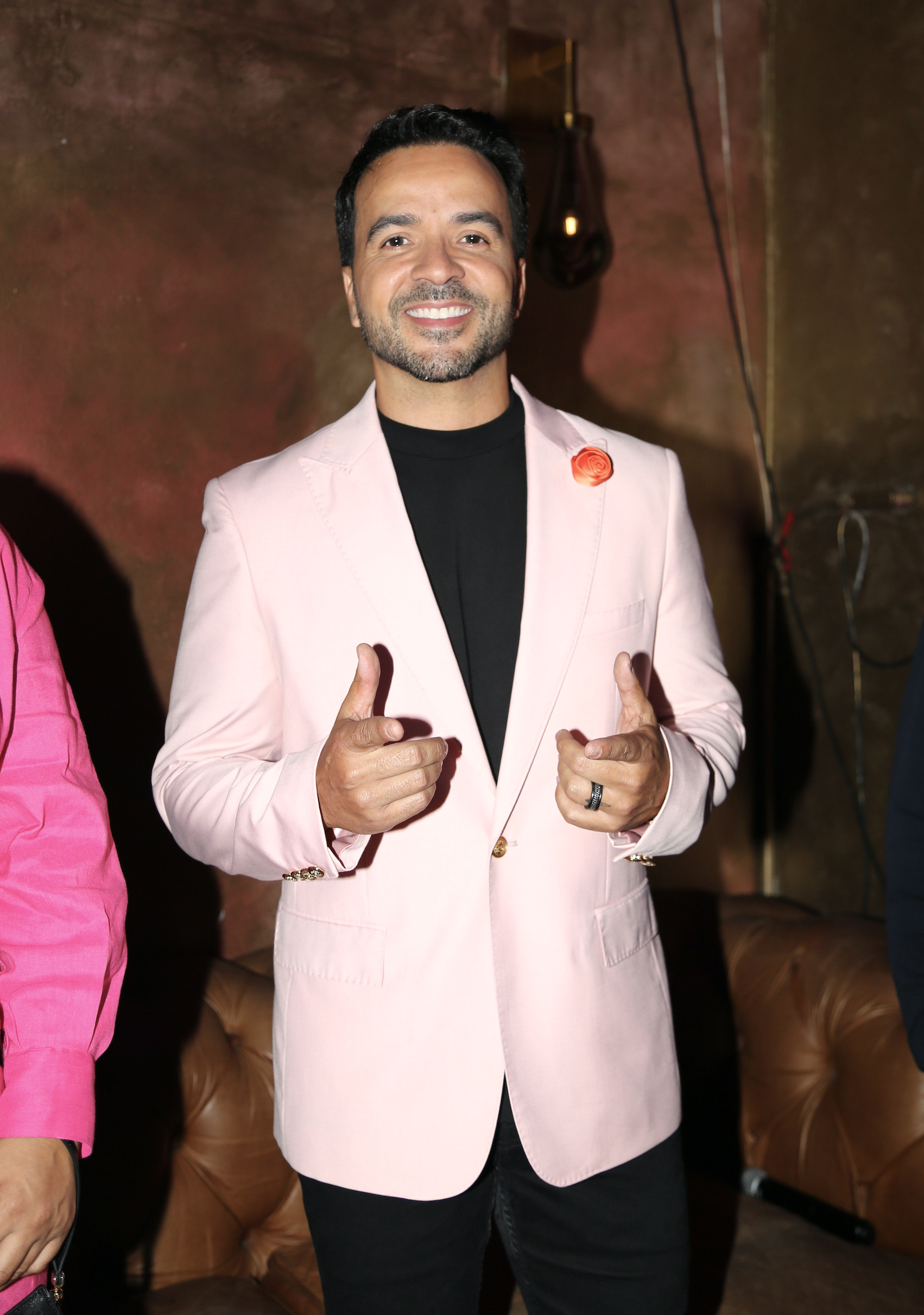 Luis Fonsi posando.