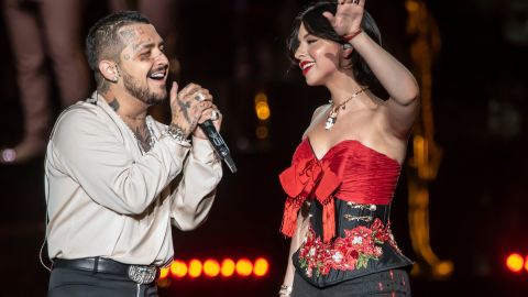 Ángela Aguilar y Christian Nodal actuando en un show.