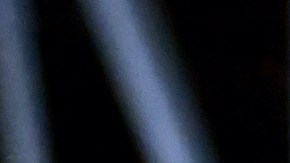 Peso Pluma actuando en un show.