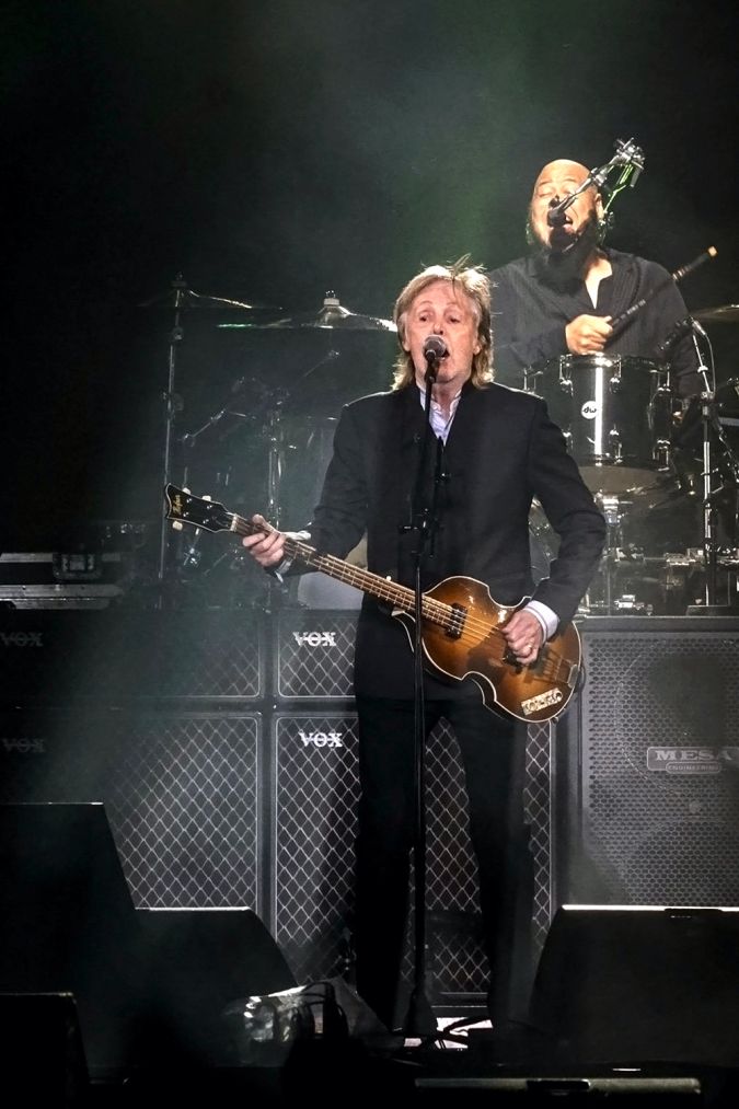 Paul McCartney actuando en un show.