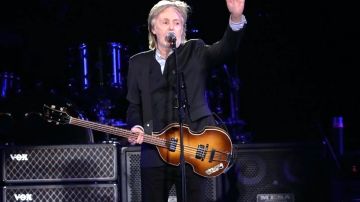 Paul McCartney actuando en un show.