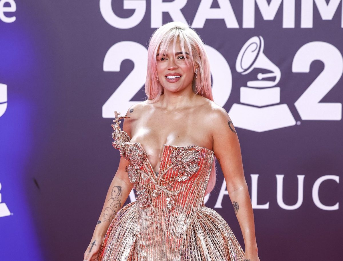 VIDEO: Karol G causa revuelo al ser captada conduciendo su Ferrari rosa en las calles de Miami