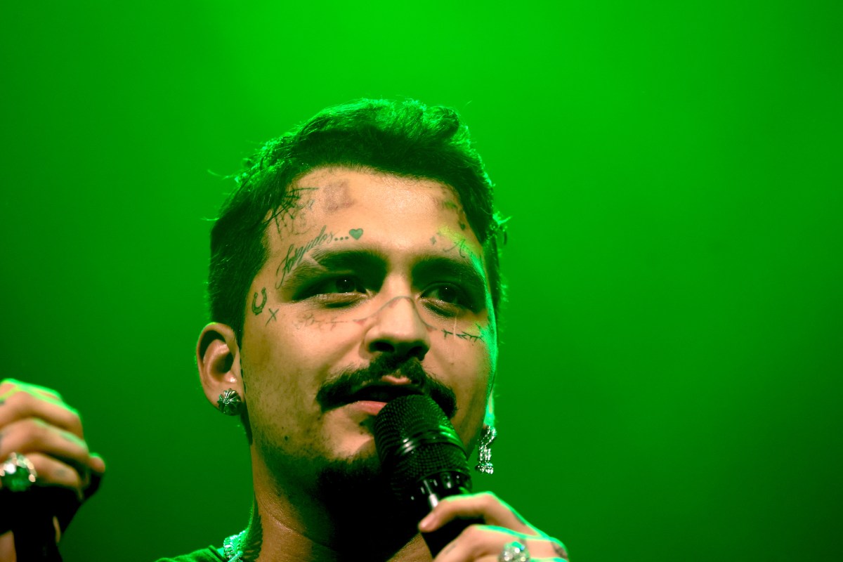 Aumentan rumores de separación entre Christian Nodal y Cazzu tras foto en donde el cantante posa a lado de otra mujer