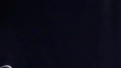 Luis Miguel actuando en un show.
