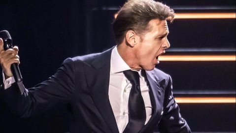 Luis Miguel actuando en un show.