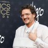 Pedro Pascal posando.