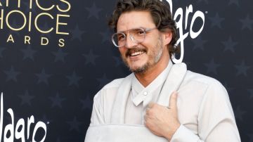 Pedro Pascal posando.