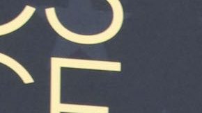 Tom Holland posando en una alfombra roja.