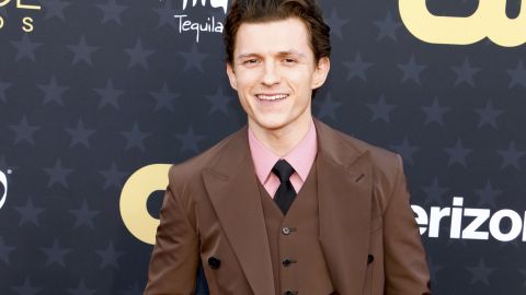 Tom Holland posando en una alfombra roja.