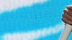 Karol G actuando en un show.