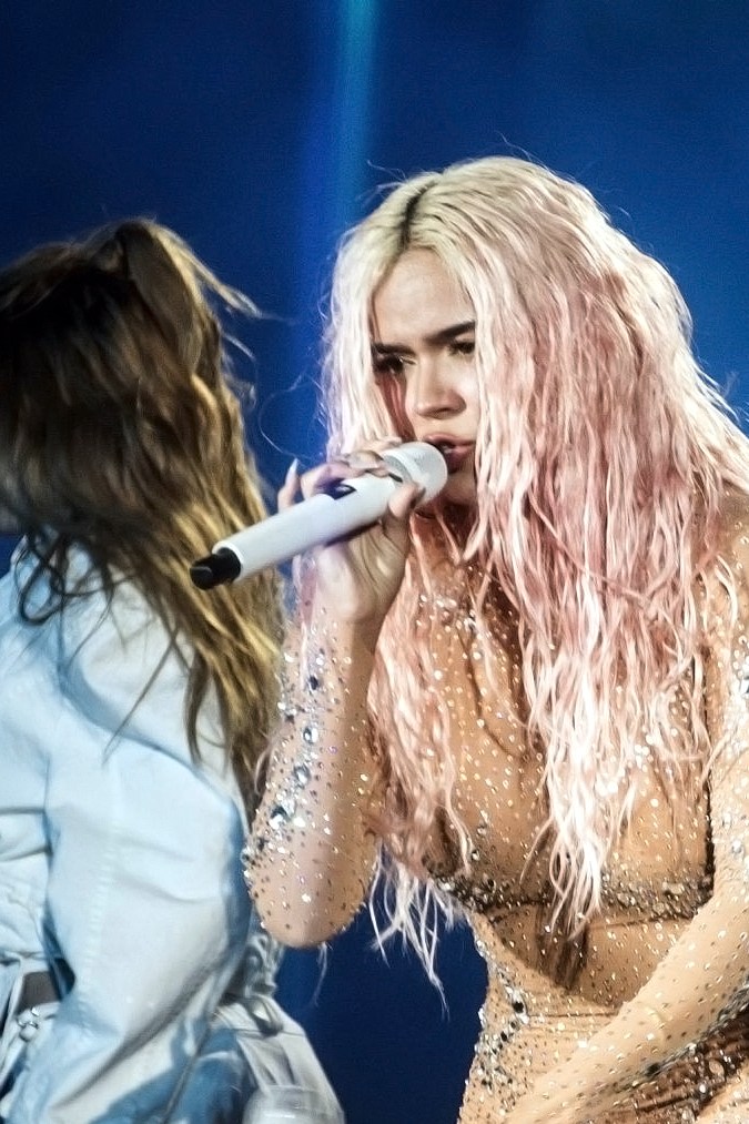Karol G actuando en un show.