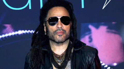 Lenny Kravitz posando.
