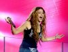 Shakira actuando en un show.