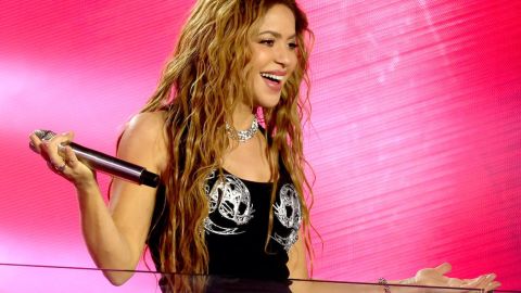 Shakira actuando en un show.