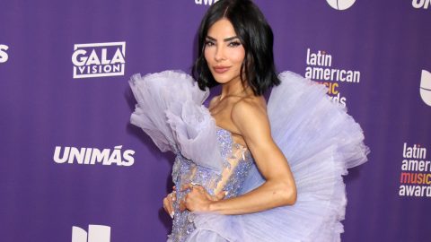 Alejandra Espinoza posando en la alfombra roja de los Latin AMA 2024.