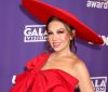 Thalía posando en una alfombra roja.