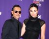 Marc Anthony y Nadia Ferreira posando.