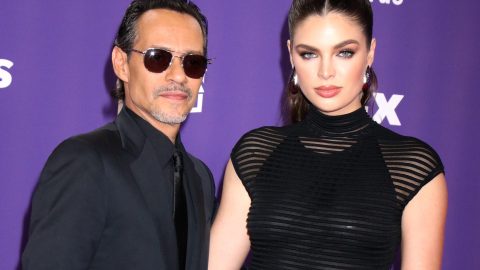 Marc Anthony y Nadia Ferreira posando.