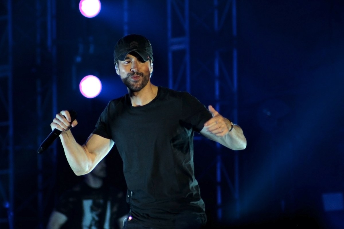 Enrique Iglesias revela lo que su esposa, Anna Kournikova, piensa cuando besa a sus fans