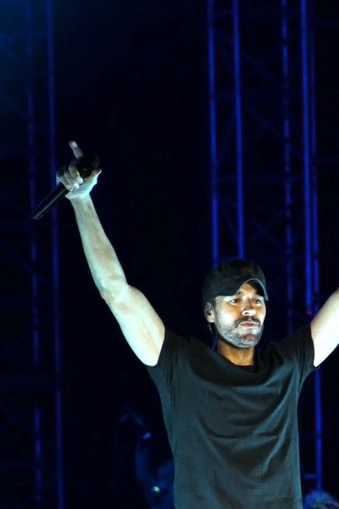 Enrique Iglesias actuando en un show.