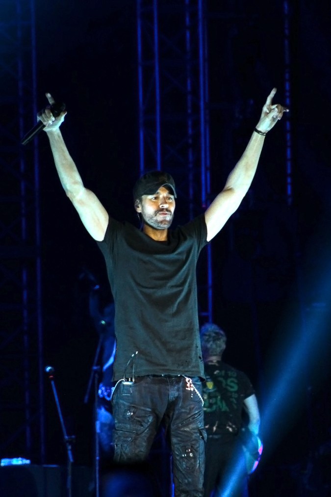 Enrique Iglesias actuando en un show.
