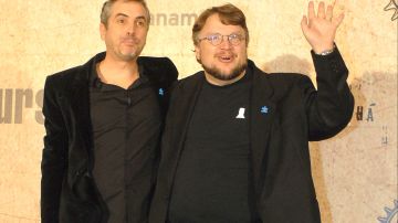 Alfonso Cuarón y Guillermo del Toro posando.