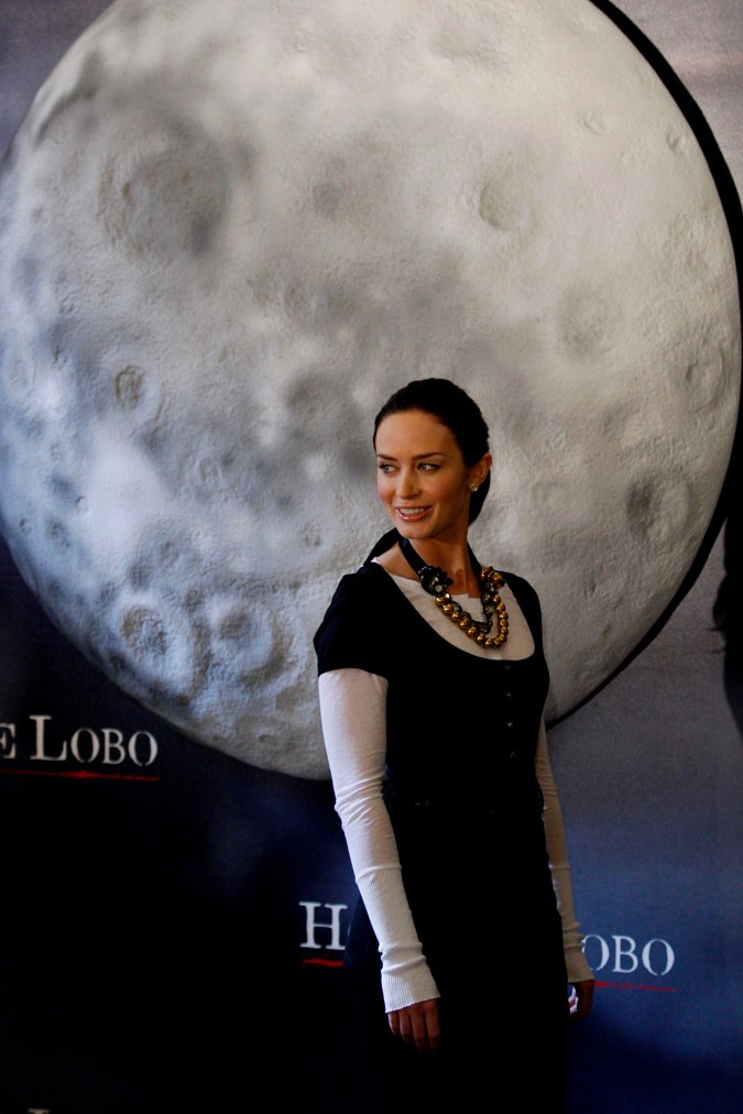 Emily Blunt posando.