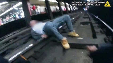 Rescate milagroso de NYPD en estación del Metro en El Bronx.