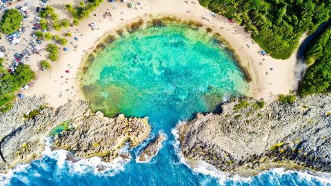 Disfruta del sol y sumérgete en aguas turquesas en las playas de Borinquen.