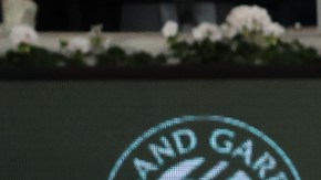 Rafa Nadal se despide de los fanáticos tras la derrota ante Alexander Zverev.