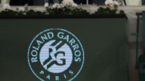Rafa Nadal se despide de los fanáticos tras la derrota ante Alexander Zverev.