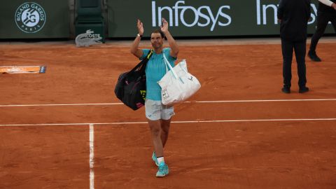 Rafa Nadal se despide de los fanáticos tras la derrota ante Alexander Zverev.